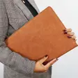 Portadocumentos sostenido en mano
